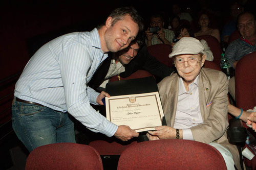 500 Fernando de Andreis presenting award to John-Roger